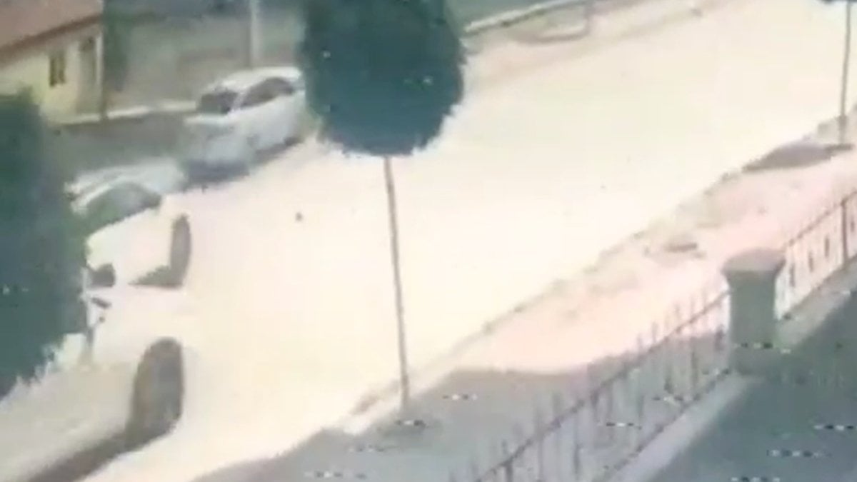 Konya’da otomobilin direğe çarpması kamerada: 1 yaralı